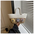 Dettaglio di borsa tote intrecciata con fiori di peluche colorati e cuciture bicolore - Stile Decorazione Floreale / Floreale Bianco e Cachi