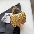 Borsa a tracolla dorata trapuntata con catena e manico arricciato alla moda - Oro