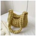 Primer plano del bolso de hombro amarillo brillante con textura plisada de burbujas - Amarillo