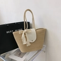 Beige geflochtene Tragetasche mit weißer Klappe, Goldbuckle und Spitzenschleife - Khaki