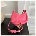Detalle del bolso de hombro rosa medialuna con correa de nudo y pequeño monedero - rosa intenso