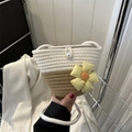 Handgewebte Beuteltasche in Creme und Braun mit gelber Stoffblume und Perlenknopf - Weiß Und Khaki Mit Anhänger