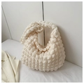 Detalle del bolso hobo plisado crema con textura de burbujas y tejido elástico suave - Blanco