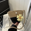 Handgewebte Beuteltasche in Khaki und Schwarz mit Stoffblume und Perlenknopfverschluss - Khaki und Schwarz Mit Anhänger