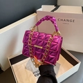 Borsa trapuntata magenta con catena dorata e manico a pieghe alla moda effetto metallizzato - Rosa Rosso