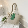 Cremeweiße gewebte Strohtasche mit grünem Patch und dekorativer Spitzenschleife - Grün