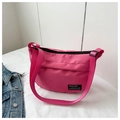 Borsa a tracolla rosa in tessuto Oxford con tracolla regolabile e design trendy a mezzaluna - rosa acceso