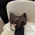 Bolso de hombro fruncido café oscuro en cuero texturizado con detalle de logo oval - Marrón