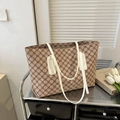 Braune große Shopper-Tasche mit Monogramm-Muster und weißen Schultergurten für Damen - Khaki