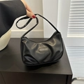 Bolso de hombro negro de media luna con cuero sintético plisado y logo de marca - Negro