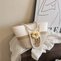 Beige en lichtbruine geweven emmertas met touwhandvatten en bloemenaccessoire - Khaki