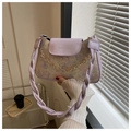 Dettaglio della borsa a spalla intrecciata lavanda con stampa floreale vintage e catena - Viola