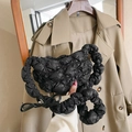 Sac nuage noir plissé chic avec texture matelassée et bandoulière à volants - Noir