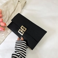 Borsa a mano nera minimalista con motivo a coccodrillo e fibbia in metallo dorato - Nero