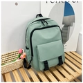 Detalle de mochila casual verde menta con bolsillo de hebilla en estante de madera - Verde