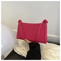 Détail du sac baguette rose fuchsia avec motif crocodile et bandoulière à nœuds - Rose rosé