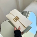 Elegante pochette a busta beige da donna con trama a coccodrillo e chiusura oro - Bianco Sporco