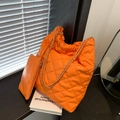 Orange Stepp-Tote-Bag mit Kettenriemen und passender kleiner Tasche im minimalistischen Stil - Orange