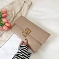 Pochette a busta beige effetto coccodrillo con grande fibbia in metallo dorato - Cachi