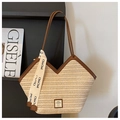 Detail van beige rieten draagtas met bruine lederen bies en een V-vormige opening - Wit en Bruin