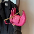 Trendige Hobo-Tasche in Pink mit goldener Kette und gestepptem Kunstleder - Rosenrosa