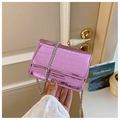 Metallische fuchsia Mini-Tasche in Kroko-Optik mit silberner Kette und Klappverschluss - Rosa