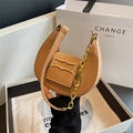 Minimalistische sichelförmige Damenhandtasche in Camel mit goldener Kettenschulter - Khaki