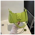 Dettaglio della borsa a spalla verde lime con patta arrotondata e cinturino annodato - Verde