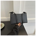 Détail d'un petit sac bandoulière noir motif crocodile avec des finitions de bandoulière nouées - Noir