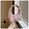 Détail d'un sac à bandoulière matelassé rose avec mini pochette et logo AKOBIA - Rose