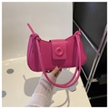 Dettaglio della borsa a spalla in pelle fucsia con un design unico del manico a nodo - Rosa Rosso