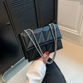 Borsa a tracolla in pelle nera trapuntata con catena argento e motivi geometrici - Nero