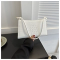 Détail du sac à main blanc motif crocodile avec anse nouée et embouts métalliques - Blanc