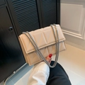 Piccola borsa a tracolla quadrata beige trapuntata con elegante tracolla a catena argento - Cachi