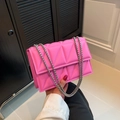 Borsa a tracolla trapuntata rosa acceso alla moda con tracolla a catena in metallo argento - Rosa
