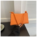 Détail de la texture crocodile orange vif et du design de nœud sur la poignée du sac - Orange