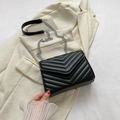 Borsa a tracolla trapuntata nera classica con catena argento su tessuto beige - Nero