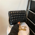 Bolso de hombro acolchado negro con textura abullonada y cadena dorada gruesa - Negro