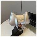 Bolso bandolera plateado brillante con hebilla de estrella sobre mármol blanco - Plateado