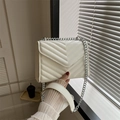 Borsa a tracolla minimalista in pelle trapuntata bianca con catena d'argento da donna - Bianco