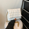 Bolso bandolera blanco con textura de burbujas acolchadas y elegante cadena dorada - Blanco