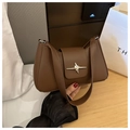 Sac sous le bras en cuir marron avec boucle étoile argentée et bandoulière fixe - Marron