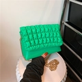 Bolso de burbujas plisado verde brillante a la moda con cadena dorada para mujer - Verde