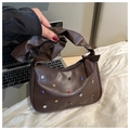 Detail einer braunen Ledertasche mit bunten Strasssteinen und gerafftem Griff - Braun