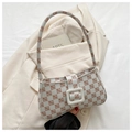 Detail der weißen Monogramm-Schultertasche mit braunem Muster und großer quadratischer Schnalle - Weiß