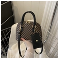 Detail der Vintage-Muschelhandtasche mit Monogramm-Print und Mini-Kartenetui-Anhänger - Schwarz