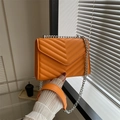 Borsa a tracolla trapuntata arancione brillante con catena d'argento e motivo a V - Arancione