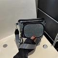 Sac bandoulière noir en strass avec large sangle cloutée et double fermeture - Coloré