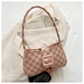 Detail einer hellrosa Monogramm-Schultertasche, von einem Model vor hellem Anzug gehalten - Rosa
