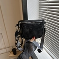 Sac bandoulière noir avec rivets, double fermeture éclair et sangle large géométrique - Noir